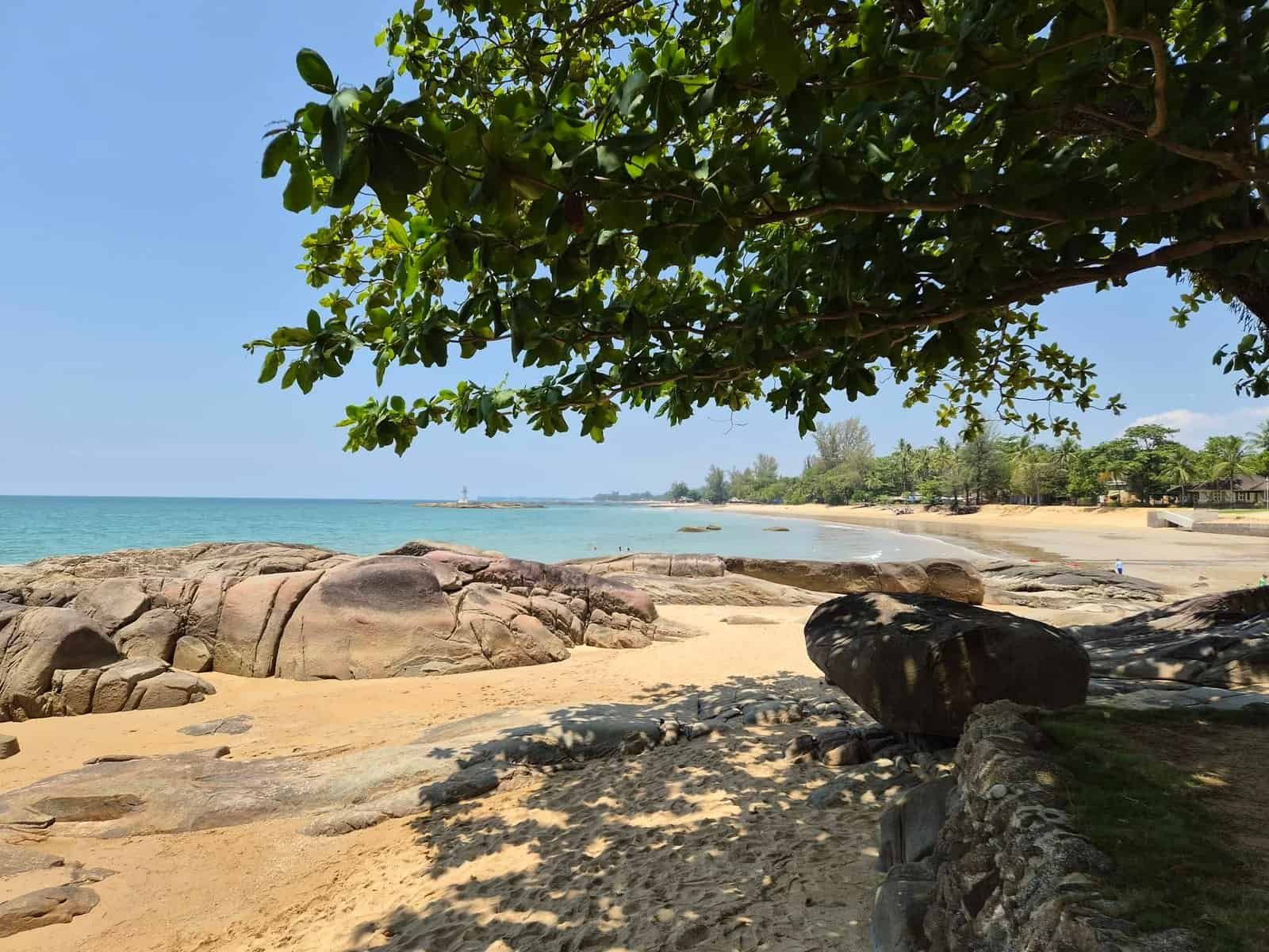 Felsen-Strand bei SENTIDO und Moracea Khao Lak