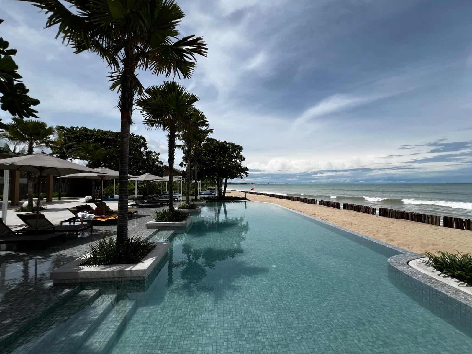Pullman Khao Lak Resort – Infinity Pool mit Meerblick