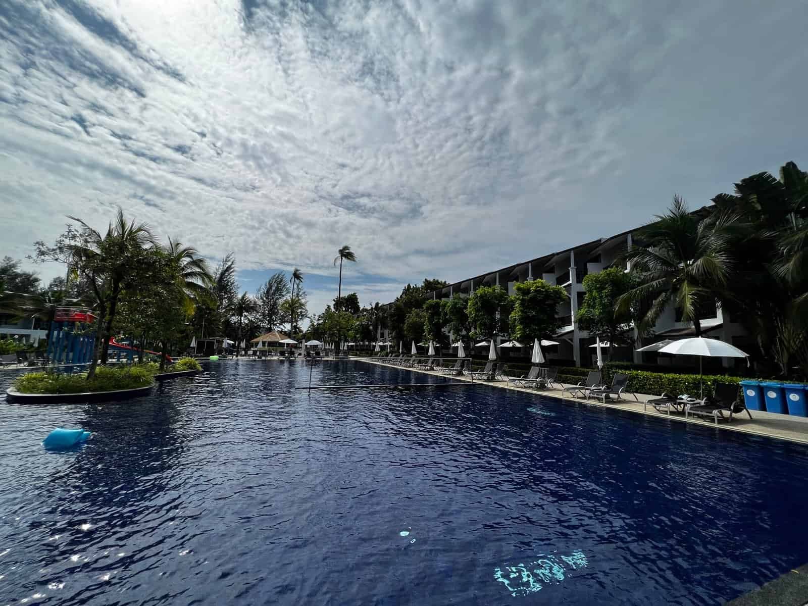 Hauptpool andere Seite – Sunwing Kamala Beach
