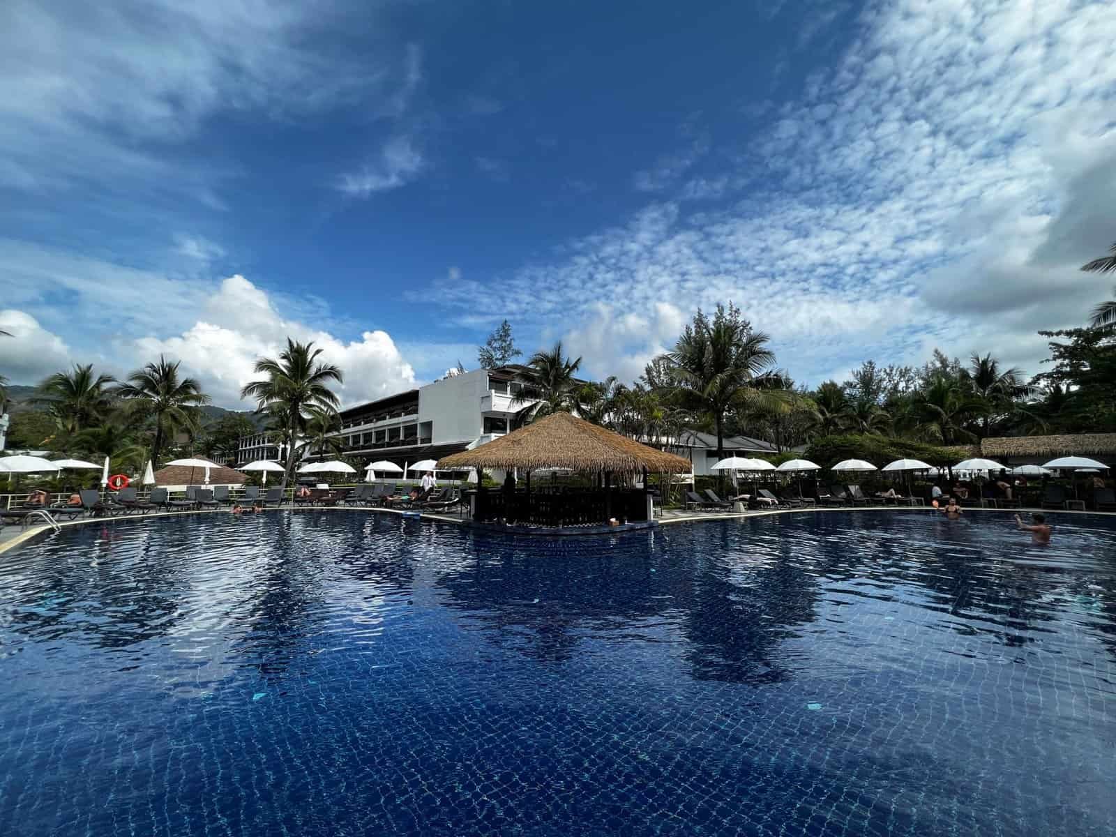 Zweiter Hauptpool mit Poolbar – Sunwing Kamala