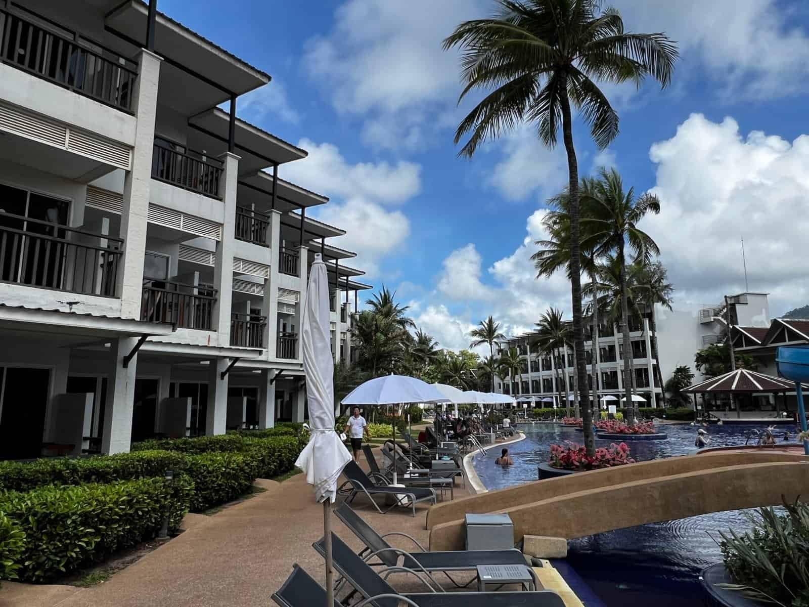 Zimmergebäude und Pool Sunwing Bangtao