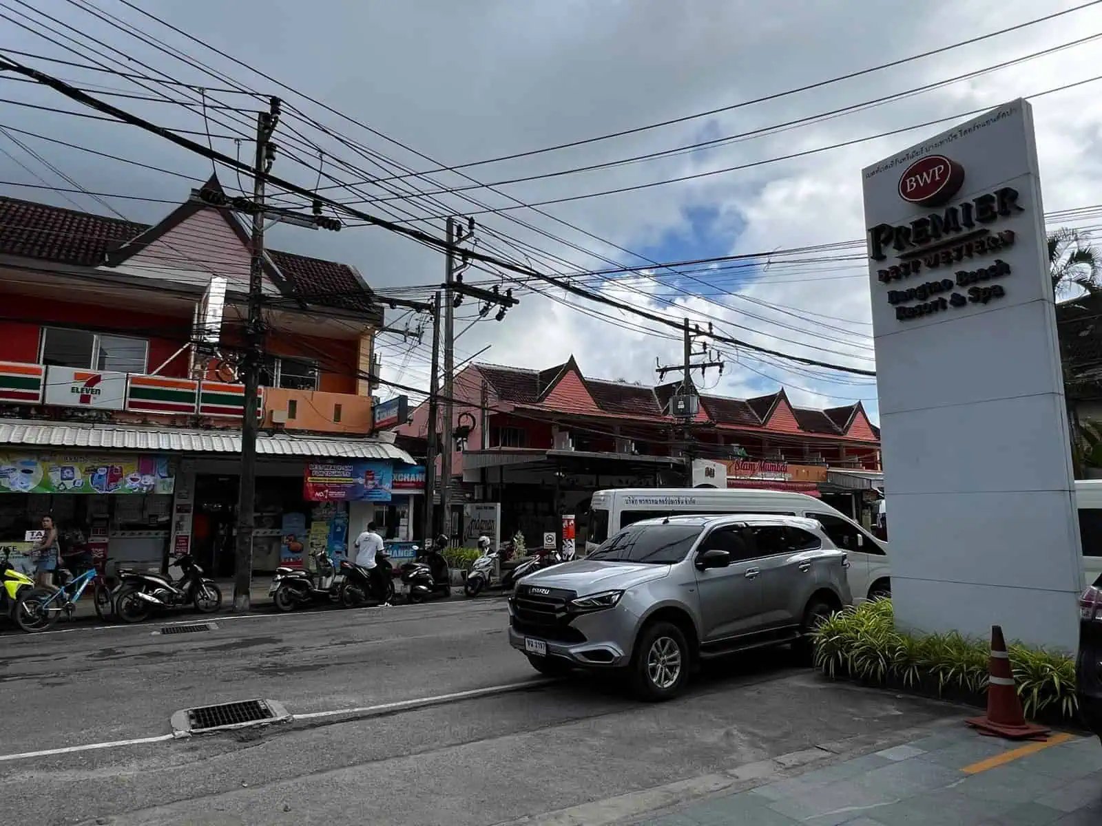 Eingang Best Western Premier Bangtao mit 7-Eleven gegenüber