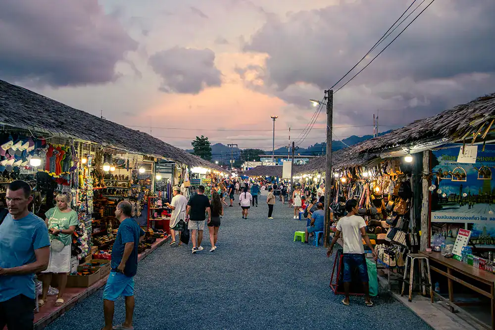 Bang Niang Markt Khao Lak bei Nacht