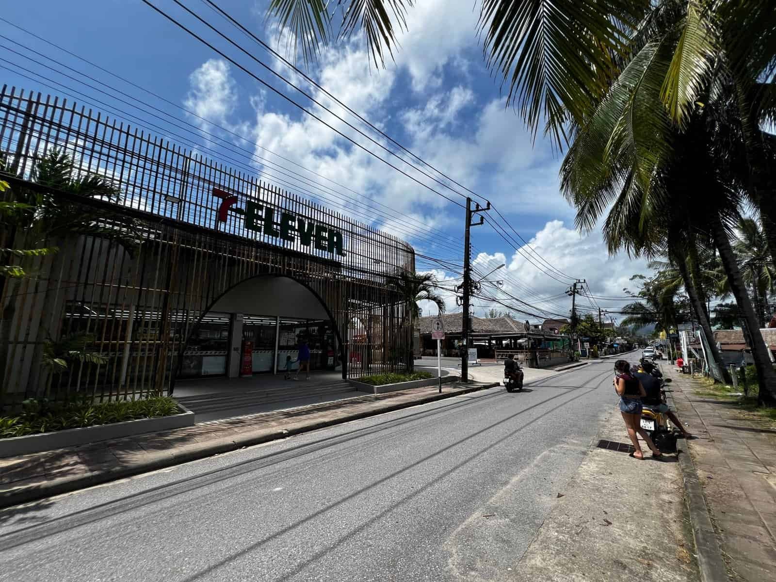 Strasse in Bang Niang beim 7-Eleven