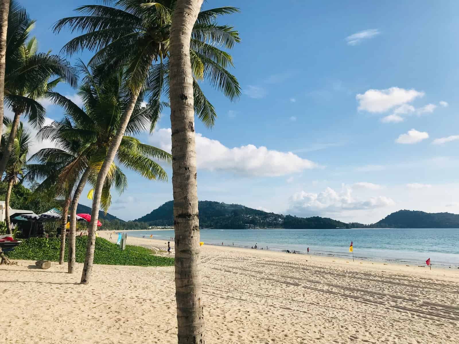 Patong Beach tagsüber in der Nebensaison