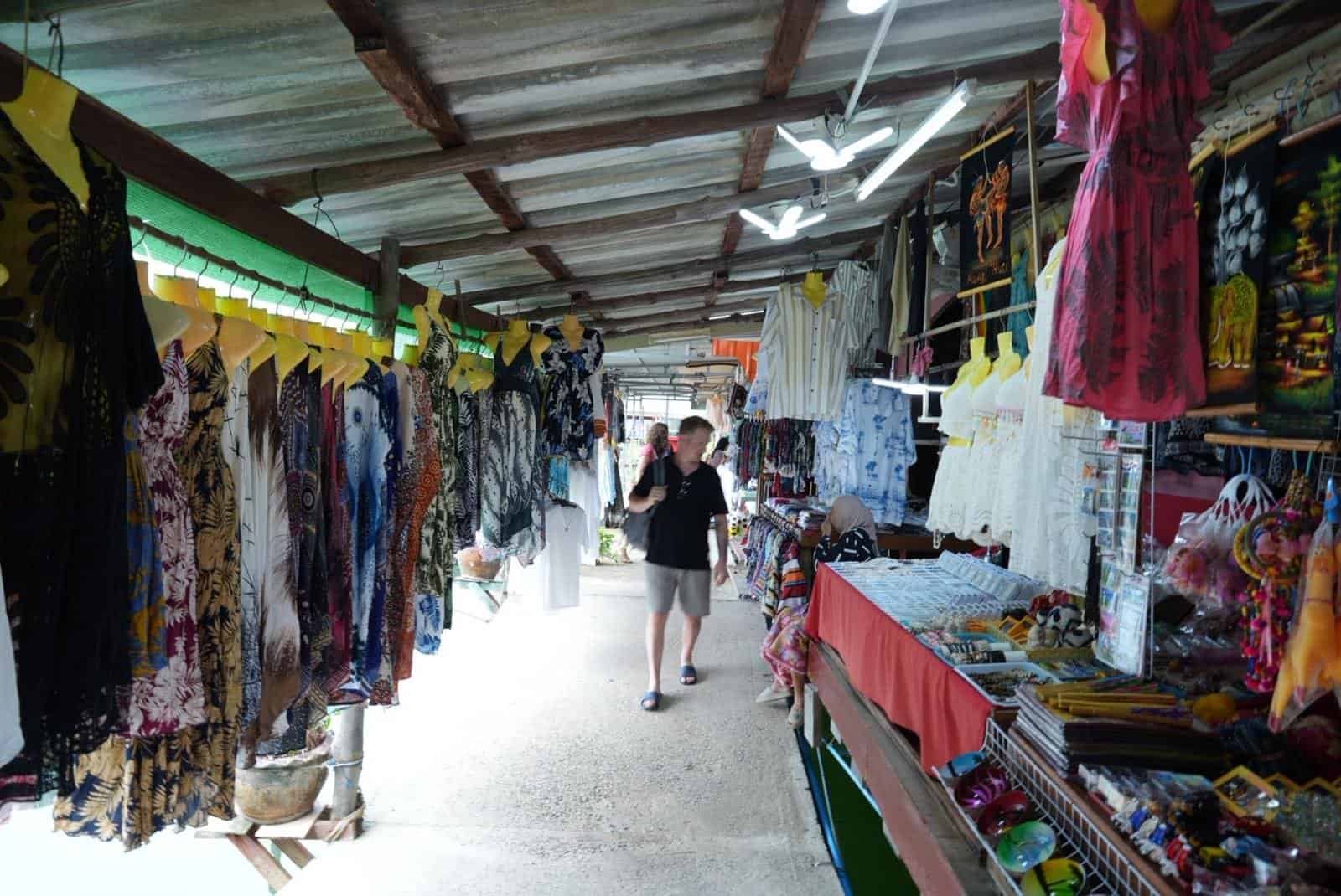 Naka Weekend Market Phuket innen